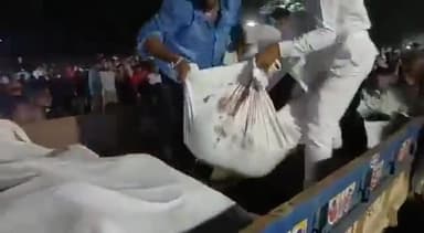 #udisa rail hadsa#udisa ki hai rail hadse mein mare hue aadami ko trolley mein dalte hue