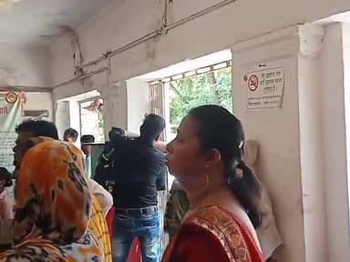 ईसागढ़: लाडली बहना योजना के 1000₹ के लिए इंडियन पोस्ट पेमेंट बैंक में काफी भीड़ दिखी ।#ashoka