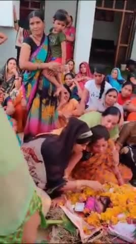 वीर सपूत सतीश राजपूत जी की
इकलौती बिटिया पाविका गोद में पीछे दिख रही है।
   रोते हुए पापा उठो ना..🇮🇳🇮🇳
     सच से अंजान अनभिज्ञ पापा की लाड़ली
   #matrashaktisangthanseonimp