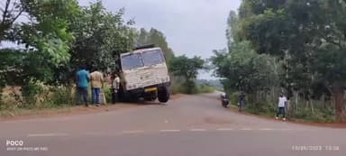 ଟିକିରି: ଡେଙ୍ଗାଗୁଡା ଛକରେ ୧୦ ଚକିଆ ଟିପ୍ପର ଦୁର୍ଘଟଣା ଗ୍ରସ୍ତ