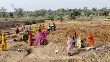 चित्तौड़गढ़: चित्तौड़गढ़ ग्राम पंचायत देवरी गांव पारलिया चल रहा नरेगा कार्य में तन मन  काम करती मजदूर #सहवाग #news