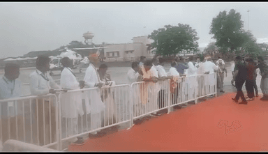 राजस्थान के यशस्वी मुख्यमंत्री श्री अशोक गहलोत जी के उदयपुर आगमन पर बलीचा में हैलीपैड पर सूत की माला पहना आवागत किया
#udaipurdiaries
#udaipurcity