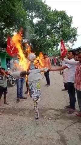 बिस्फी में सदर SDO मधुबनी का पुतला दहन करते माकपा नेता।