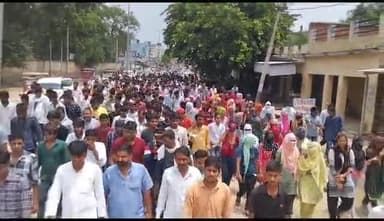 #मनीराम #मीणा #को #न्याय #दो
छात्र मनीराम मीणा को न्याय दिलाने के लिए क्षेत्र के सभी युवा साथियों के साथ बांदीकुई एसडीम कार्यालय का घेराव किया और गृह मंत्री के नाम ज्ञापन दिया ज्ञापन में जल्दी उचित कार्रवाई करके मर्डर का खुलासा कर आरोपी को