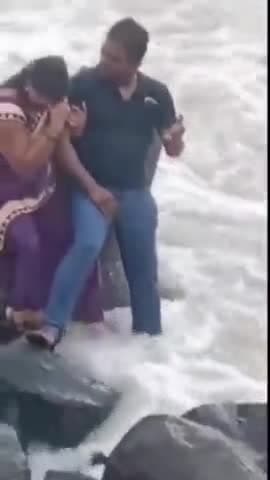 महज एक फोटो के चक्कर में हो गया बड़ा हादसा... मम्मी-मम्मी चीखते रहे बच्चे।
#sealife@monuchodhary1234 #selfie #photo