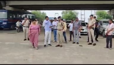 सिरसा: #आयुक्त_गीता_भारती ने गांव सिंकदरपुर के पास बाईपास पर फतेहाबाद की ओर से आने वाले पानी को रोकने के लिए किए जा रहे प्रबंधो