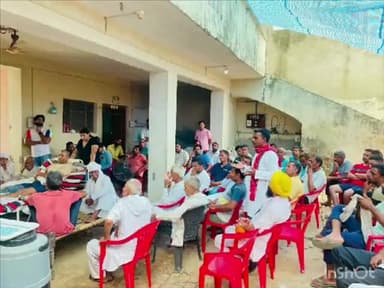 मेरठ #एक्सप्रेसवे पर #सड़क #दुर्घटना में एक ही परिवार के 6 #लोगों की मृत्यु हो गई थी पीड़ित परिवार को #मुख्यमंत्री #राहत कोष से #आर्थिक मदद दिलाने हेतु #सर्व समाज की #बैठक मैं अपने विचार रखते सपा नेता #किशोर #वाल्मीकि