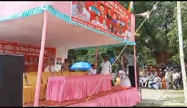 जिला कोडरमा कांग्रेस एवं ढिबरा स्क्रैप संघ द्वारा आयोजित मजदूरों के हक में आयोजित समाहरणालय परिसर में एकदिवसीय धरना में  मंच से धरना को सम्बोधित करते #कांग्रेस_नेता_सईद_नसीम,