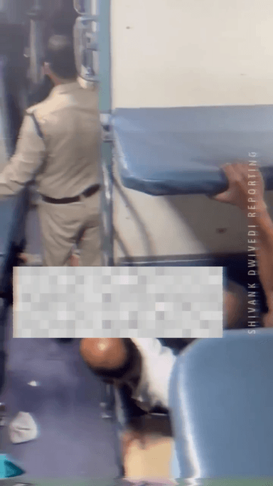 #भारत_में_हिंसा: RPF कॉन्स्टेबल ने ट्रेन में 4 लोगों की हत्या कर दी, वोट देने की अपील के बाद #मोदी_योगी को वोट देने की दी धमकी। #राष्ट्रीय_सुरक्षा_फोर्स #हिंदुस्तान #विरोध_और_हिंसा