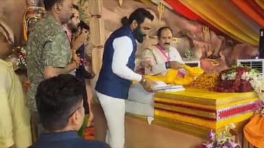 "शिव अनंत शिव कृपा अनंता"🌼📿🔱
पवित्र पुरुषोत्तम #श्रावण #मास में #तिल्दा #नेवरा में आयोजित श्री #कांवड़ #शिव_महापुराण_कथा में सुप्रसिद्ध शिव कथा वाचक कथा व्यास आचार्य प्रदीप मिश्रा जी का आशीष प्राप्त कर उन्हें यथार्थ गीता भेंट किया 🙏🏻