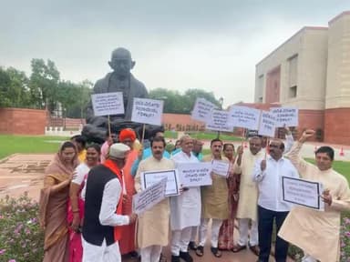 आज संसद भवन स्थित गांधी प्रतिमा के समक्ष कर्नाटक की कांग्रेस सरकार के विरोध में अपने साथी सांसदों के साथ धरना प्रदर्शन किया।
भारत सरकार के सामाजिक न्याय अधिकारिता मंत्रालय द्वारा #कर्नाटक की अनुसूचित जाति/ जनजाति के लिए आवंटित