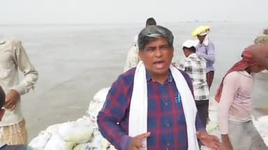 #पटियाली: बरौना गाँव में गंगा कटान जारी; ग्रामवासियों ने सिंचाई विभाग पर लगाया लापरवाही का आरोप; कई मकानों की दीवारें गिरी।
#Patiyali #Barauna #बरौना
#Kasganj