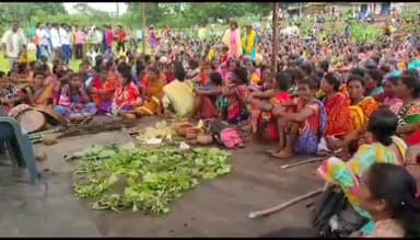 ଟିକିରି: ଟିକିରି :ଆଞ୍ଚଳିକ ସୁରକ୍ଷା ସମିତି ତରଫରୁ ଆଜି ଶୁଙ୍ଗେର ହାଟପଦା ଠାରେ ଆଜି ମହାଆଡ଼ମ୍ବର ସହ  ବିଶ୍ୱ ଆଦିବାସୀ ପାଳିତ ହୋଇଯାଇଛି  !