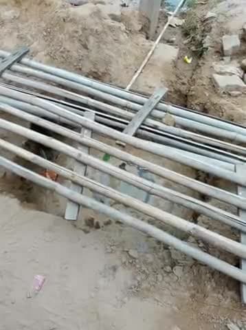 तावडू: ट्रैक्टर के फंसने के कारण वाटर सप्लाई का पाइप टूटा व घरों में गंदा पानी जा रहा |
वार्ड नंबर 7 शिवनगर तावडू मेवात #HR