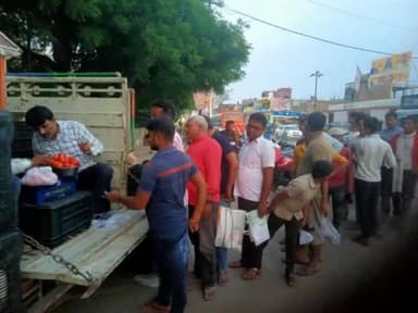 #कौशाम्बी जनपद वासियों को मेरे प्रयासों से नेफेड के द्वारा #ओसा मंडी, #मंझनपुर, #करारी, एवं #प्रयागराज के #झूँसी में सस्ते दर पर नागरिकों को टमाटर उपलब्ध करवाया गया।
#vinodsonkar #BJP4IND #Kaushambi #BJP4UP #prayagraj #uttarpradesh #भाजपा