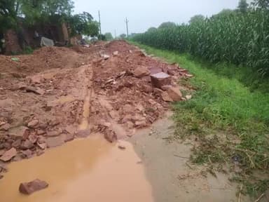 गांव नगला खिन्नी में डाली हुई मौरम फैलाई नही गई
बरसात में हालत बहुत खराब #नगला_खिन्नी
@naglakhinni