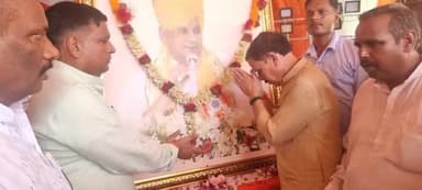 आज #अलीगढ़ में #उत्तर_प्रदेश के पूर्व मुख्यमंत्री एवं #राजस्थान के पूर्व राज्यपाल श्रद्धेय कल्याण सिंह जी के द्वितीय पुण्यतिथि के अवसर पर उनके चित्र पर पुष्प अर्पित कर अपनी भावभीनी श्रद्धांजलि दिया एवं समाज के गरीब कल्याण और प्रदेश एवं देश क