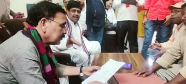 #कौशाम्बी संसदीय क्षेत्र के नागरिकों के सेवार्थ विधानसभा #कुंडा के डाक बंगले पर #जनता_दर्शन (#जनसुनवाई) के द्वारा विभिन्न स्थानों से चलकर आए हुए क्षेत्रवासियों की समस्याओं को सुना एवं उनके आवेदनों के तुरंत निस्तारण हेतु संबंधित विभाग के अधि