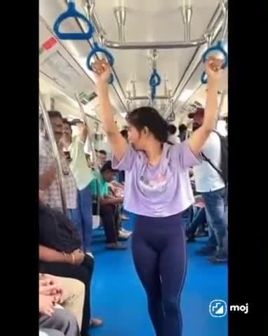 स्टंट करते हुए लड़की का वीडियो हुवा वायरल चलती मेट्रो में करती दिखी स्टेंट #up#lakhimpurkhirihatyakand ो
