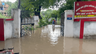 एटा: एटा में वारिश के बाद ज़िले की हालत हुई बदहाल,अधिकारीओं के आवासों में भरा पानी,नगरपालिका की व्यवस्थाएँ फेल,फ़ायर सर्विस की गाड़ी मोटर लगा कर निकाला जा रहा पानी।
# एटा समाचार
#वारिश