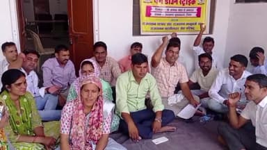 #रीगस।राजस्थान राजस्व सेवा परिषद कर्मचारीयो की पेन डाउन हड़ताल ,7 सूत्रीय मांगों को लेकर उपखंड़ कार्यालय पर दे रहे धरना