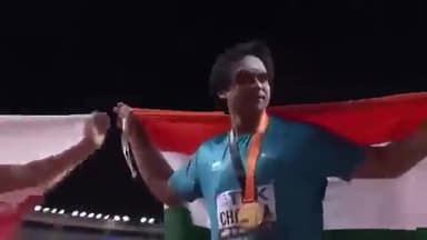 नीरज भाई ने बहुत अच्छा संदेश दिया !
पाकिस्तान के सिल्वर मेडल विजेता #अरशद_नदीम के पास अपने देश का #झंडा नहीं था तो वे दूर खड़े थे ...
#नीरज ने इशारा करके बुलाया और वो #दोडकर 🇮🇳 के साथ खड़े हो गए #भाई_भाई 🥰🙏