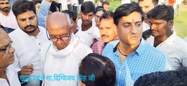 आज खुरई प्रवास के दौरान पूर्व मुख्यमंत्री माननीय श्री दिग्विजय सिंह राजा सहाब जी से मुलाकात कर अशीर्वाद लिया
#vivekmishrabina #MpCongress #DigvijayaSingh #KamalNath #सागर #बीना @digvijayasinghofficial