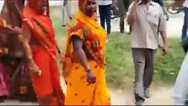 #घोसी
उपचुनाव में सीओ विनीत सिंह भाजपा के एजेंट के रूप में काम कर रहे हैं। मुस्लिम मतदाताओं का वोटर आईडी तथा आधार कार्ड छीन कर ले गए और वोट डालने पर FIR दर्ज करने की धमकी दे रहे हैं।