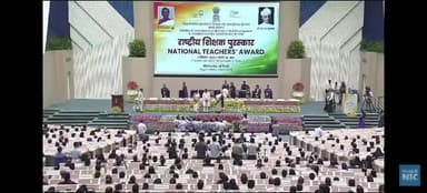#राष्ट्रपति #द्रौपदी_मुर्मू जी ने हमारे #सीतामढ़ी जिला के #बाजपट्टी के शिक्षक श्री #द्विजेंद्र_कुमार जी को #राष्ट्रीय_शिक्षक_पुरस्कार से सम्मानित होने पर ढेरों बधाई!
अपने स्कूल को दिव्यांग मॉडल स्कूल बनाने की पहल आपके रचनात्मक प्रयास अनुकर