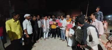 आपका सांसद - आपके गांव
"#संपर्क_से_समर्थन" अभियान के अंतर्गत विधानसभा मंझनपुर के ग्राम पूरब शरीरा निवासी एवं पूर्व जिला अध्यक्ष श्री उदयन सिंह जी की अगुवाई में उपस्थित सभी ग्रामीण बन्धुओं के साथ संवाद किया एवं उन्हें भेंट स्वरूप कौशाम्बी