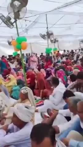 "अगली बार #Chandrayaan जाएगा तो उसमें तुमको भेज देंगे।"
जिन्हें जनता ने सेवा करने के लिए चुना था आज वही जनता का उपहास उड़ा रहे हैं। धिक्कार है ऐसे मुख्यमंत्री पर।
महिला का अपराध इतना था कि उसने रोजगार के लिए फैक्ट्री मांगी
