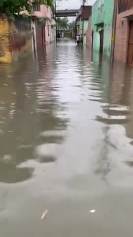 मुरादाबाद: #mda Kabir nager rampur road Moradabad
bhari barish ki waja sey bhara Kabir nagar me Pani #ct news