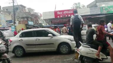 सीतापुर: #आंख अस्पताल रोड पर किरण ऑप्टिकल के सामने @कार व @ईरिक्शा में हुई टक्कर, @होमगार्ड ने समझाकर दोनो को वहां से भेजा#