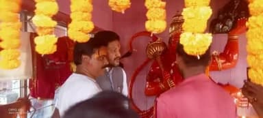 बेरमो प्रखंड के फुसरो अंतर्गत सिंह नगर हनुमान मंदिर मे चल रहें अखंड हरिकिर्तन में शामिल हुऐ माननीय बेरमो विधायक #_kumar_jaimangal_singh जी पूजा-अर्चना कर माथा टेका व समस्त क्षेत्रवासियों के लिए सुख, शांति और समृद्धि की ईश्वर से कामना किया