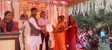 फुसरो नगर परिषद के झब्बू सिंह मेमोरियल इंटर कॉलेज में सत्र 2021- 2023 में उत्कृष्ट प्रदर्शन करने वाली छात्राओं के लिए आयोजित सम्मान समारोह में हिस्सा लेते हुए माननीय बेरमो विधायक #_kumar_jaimangal_singh जी छात्रों को प्रशस्ति पत्र देकर सम्म