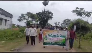 ఆళ్లపల్లి: ఆళ్లపల్లిలో స్వచ్ఛతాహి సేవా కార్యక్రమం పై విద్యార్థులకు అవగాహన కల్పించిన ఎంపీఓ శ్రీనివాసరావు