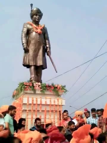 #जम्मू शहर में #महाराजा #हरीसिंहजी की 123 वीं जयंती की तैयारी जोरो पर, डुग्गर के डोगरे पूरी तरह तैयार
वही डोगरे राजपूत है जिन्होंने 8% की आबादी के साथ 70% मुस्लिम बाहुल्य वाली रियासत पर राज किया,आजादी के बाद सरकार से इसका 50% भी नही संभाला