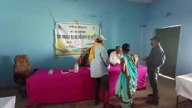 ବୋଡେନ: ବୋଇରଗାଁ ଗ୍ରାମ ପଞ୍ଚାୟତ ସଭାଗୃହରେ ଗାଁରେ ପ୍ରଶାସନ କାର୍ଯ୍ୟକ୍ରମ ଅନୁଷ୍ଠିତ, ଯୋଗ ଦେଲେ ସ୍ଥାନୀୟ ବିଡ଼ିଓ