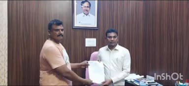 ఆళ్లపల్లి: ఆళ్లపల్లికి చెందిన కిషన్ అనే బాధితుడికి లక్ష రూపాయలు విలువ గల సీఎం రిలీఫ్ ఫండ్ చెక్కును అందజేసిన ఎమ్మెల్యే రేగా.