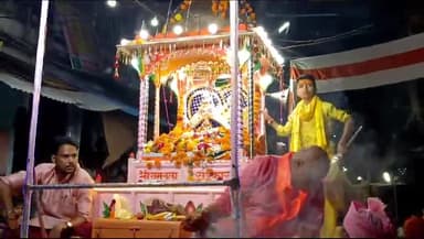 सिरोंज: मंदिरों में विराजित ठाकुर जी ने राधारानी के साथ केथन नदी के घाट पर जलबिहार #sironjसिरोंज #publicnewsap #dolgyaras