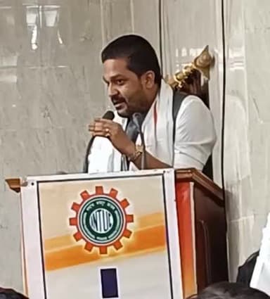आज नई दिल्ली में इंटक की राष्ट्रीय कार्यकारिणी बैठक में माननीय बेरमो विधायक #_kumar_jaimangal_singh जी हिस्सा लेते हुए।
इंटक की कार्यकारिणी की बैठक में संगठन को लेकर विभिन्न पहलुओं पर चर्चा में बात निकल कर सामने आई की राष्ट्र व मजदूर हित