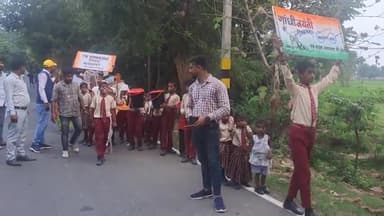 बच्चों ने निकाली प्रभात फेरी, स्वच्छता के प्रति किया जागरूक।। #गांधी जयंती #द नॉलेज पार्क अकादमी #नवाबगंज #स्वच्छता