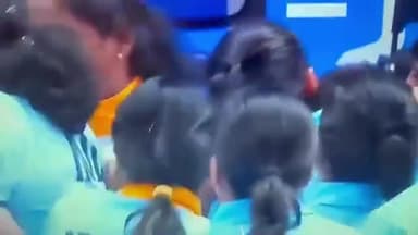 🇮🇳 “देश अपनी बेटियों पर गर्व कर रहा है।”
#AsianGames2022 में भारतीय महिला कबड्डी टीम ने चीनी ताइपे को हराकर स्वर्ण पदक जीतकर देश को गौरवान्वित किया ।
प्रतिभाशाली बेटियों को इस अभूतपूर्व जीत की हार्दिक शुभकामनाएं ।