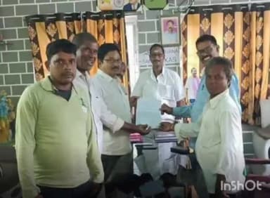 అశ్వారావుపేట: దరఖాస్తు చేసుకున్న ప్రతి ఒక్కరికి దళితబంధు ఇవ్వాలని దమ్మపేట ఎంపీపీ శ్రీరామ్ మూర్తికి వినతిపత్రం అందజేసిన CPI శ్రేణులు