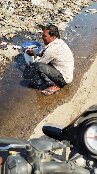 कानपुर: भौंती हाईवे में डीजल टैंकर फैटने से फेला डीजल लोगो ने बाल्टीओ में भरा#kanpurlive #newstoday #