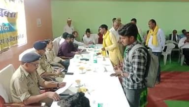 क्षेत्र की समस्याओं को लेकर समाधान दिवस #बबेरू में श्रीमान #कमिश्नर साहब व आई जी साहब से निस्तारण हेतु आग्रह किया जनसेवक