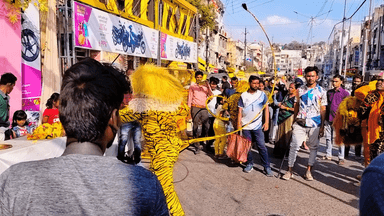 बड़ा मलेहरा: दुर्गा पूजा महोत्सव में शेर का डांस और नाच देखे #बुंदेली न्यूज़ 24/7 मध्य प्रदेश समाचार