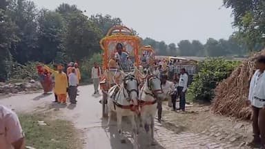 #कलश_यात्रा
मड़ई कल्याणी सेवा ट्रस्ट द्वारा आयोजित श्री #विष्णु_महायज्ञ एवम् ग्राम उत्सव की कलश यात्रा आज निकाली गई