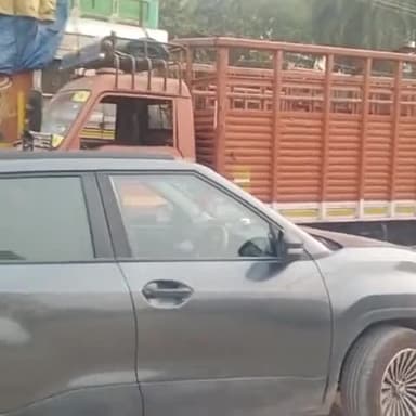 #dainikjagaran #dainik aaj ka bulletin// 🚎Meerut mein gadi walon ki gundagardi bich 😴road per gadi khadi karke bhaga.