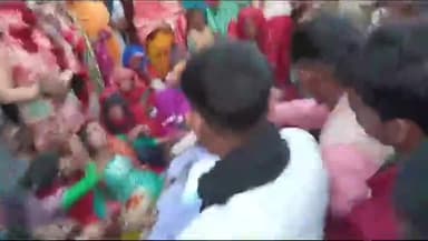 मुरादाबाद।
ट्रेक्टर ट्रॉली से बच्चे को कुचलने वालों की गिरफ्तारी नहीं होने पर परिजनों का हंगामा। #news_india